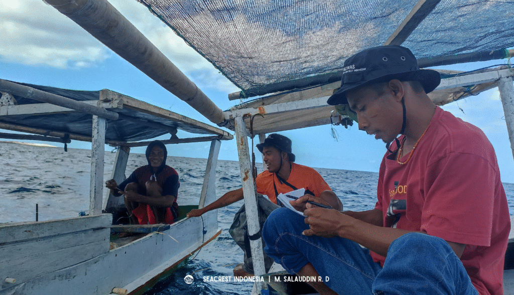 Anggota POKMASWAS Desa Ballu menerapkan metode RUM dalam memantau pemanfaatan sumber daya laut oleh nelayan lokal untuk memastikan keberlanjutan pangan laut. Anggota POKMASWAS Desa Ballu menerapkan metode RUM dalam memantau pemanfaatan sumber daya laut oleh nelayan lokal untuk memastikan keberlanjutan pangan laut.