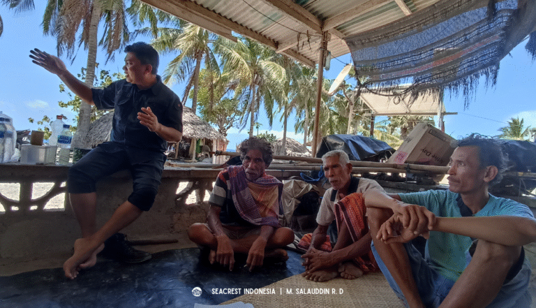 Kegiatan penyuluhan kepada nelayan lokal mengenai aturan pemanfaatan sumber daya laut.